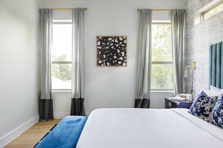 Enjoy A Curated Designer Home With Rooftop Deck