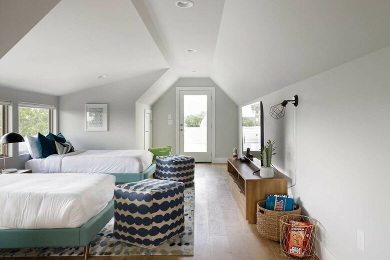 Enjoy A Curated Designer Home With Rooftop Deck
