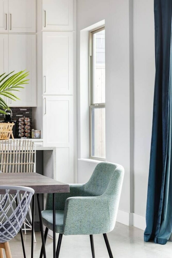 Enjoy A Curated Designer Home With Rooftop Deck