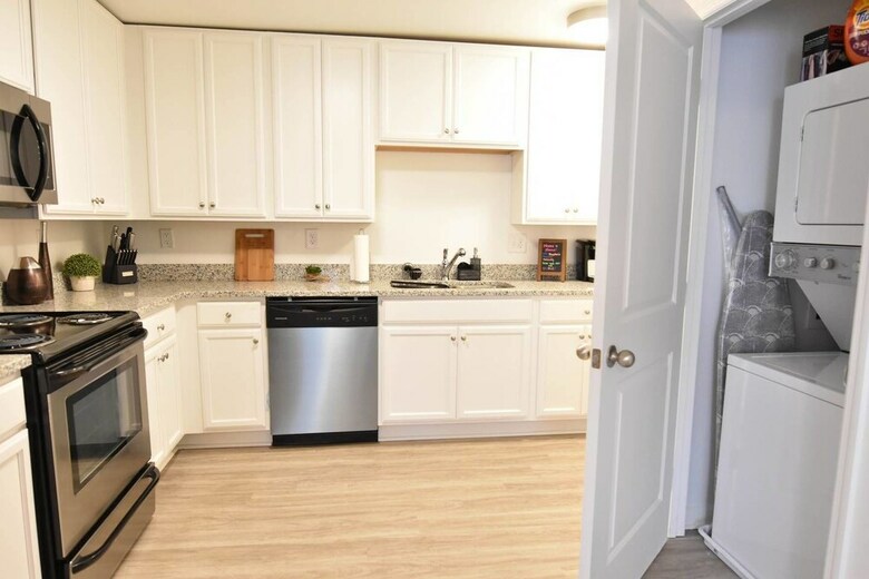 Apartamentos 8 Brs Comprised Of 4 Separate 2br Suites By Domio