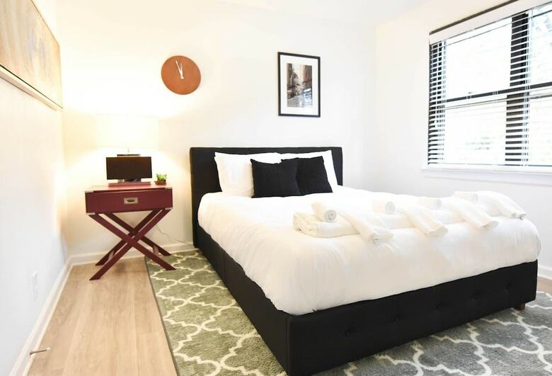 Apartamentos 8 Brs Comprised Of 4 Separate 2br Suites By Domio