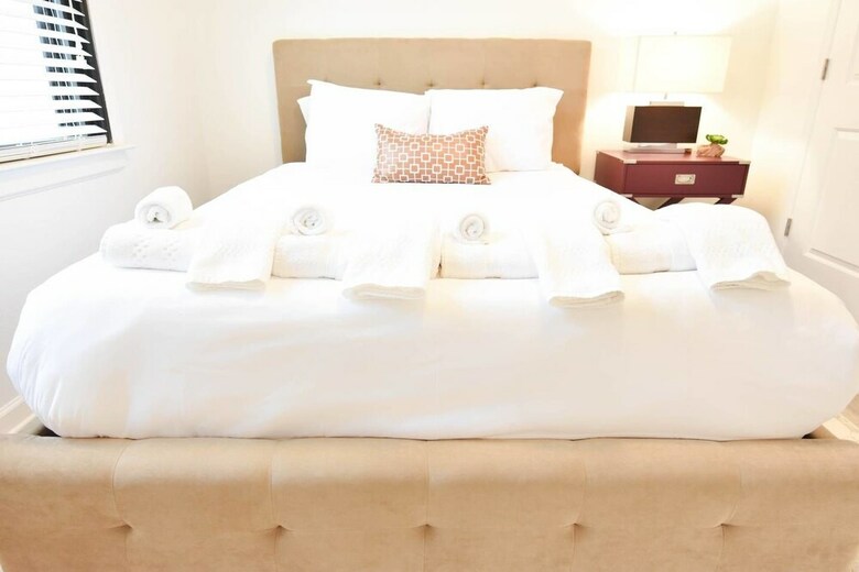 Apartamentos 8 Brs Comprised Of 4 Separate 2br Suites By Domio