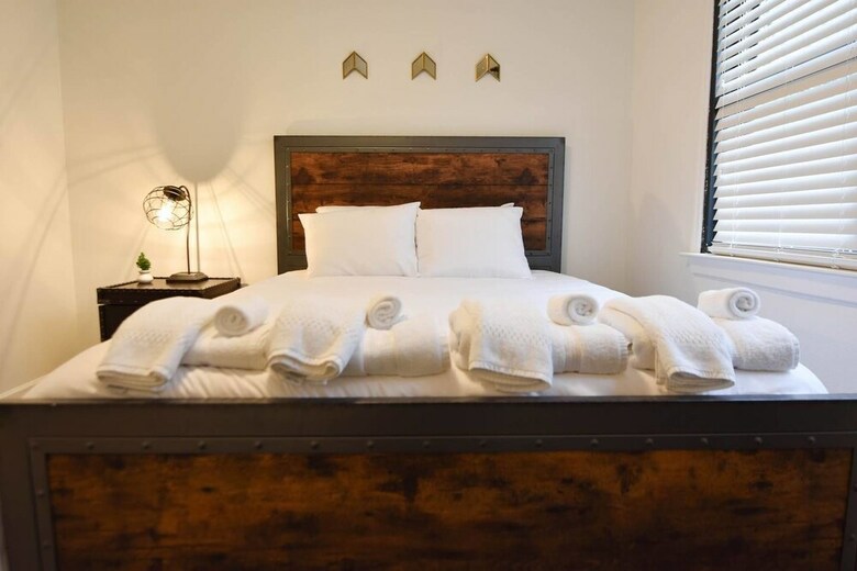 Apartamentos 8 Brs Comprised Of 4 Separate 2br Suites By Domio