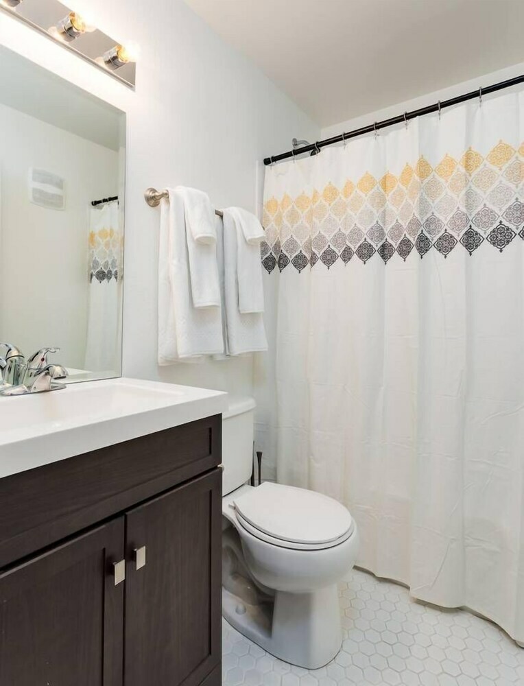 Apartamentos 8 Brs Comprised Of 4 Separate 2br Suites By Domio