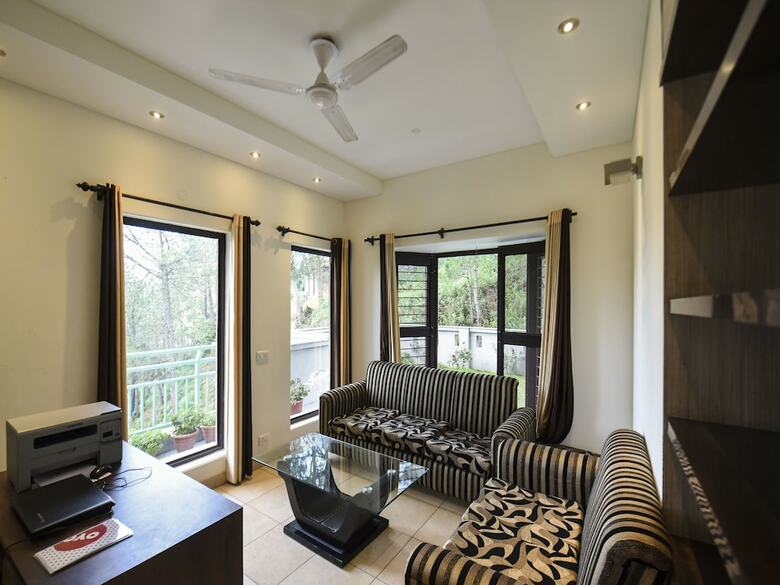 Oyo 15946 Hotel Barog Villa