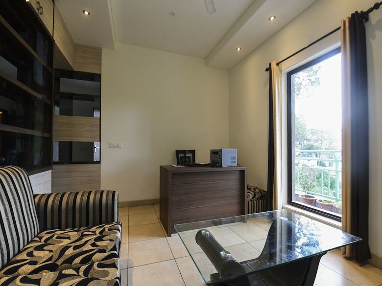 Oyo 15946 Hotel Barog Villa