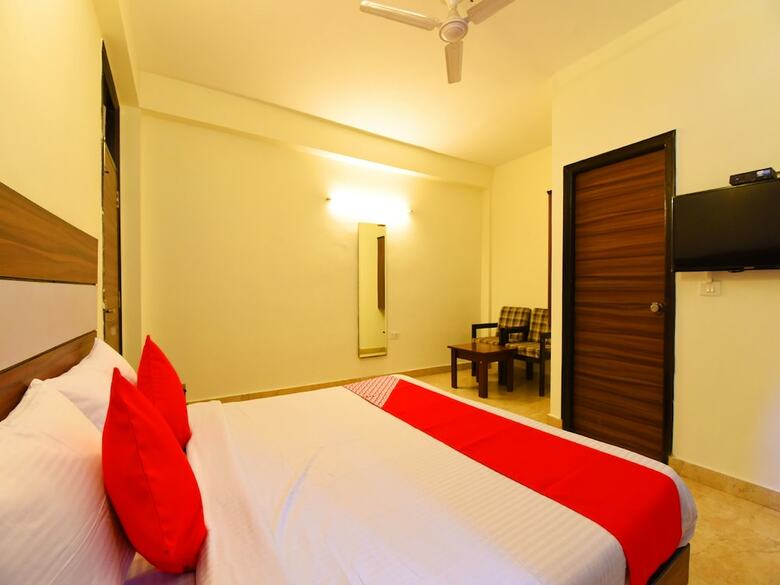 Hotel Oyo 12818 Dev Villa