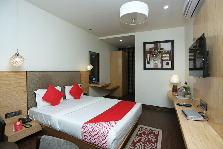 Oyo 8183 Hotel Sandal Wood