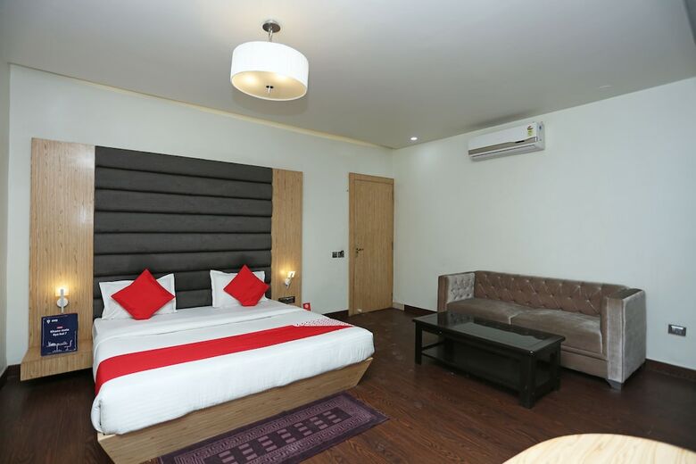 Oyo 8183 Hotel Sandal Wood