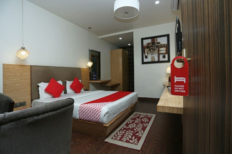 Oyo 8183 Hotel Sandal Wood