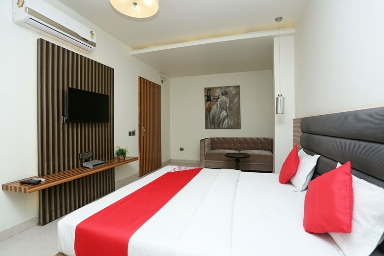 Oyo 8183 Hotel Sandal Wood