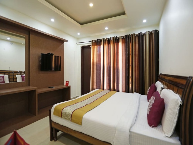 Hotel Oyo 7905 Holiday Inn