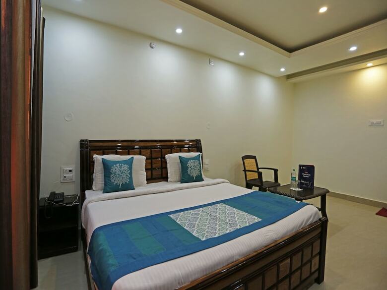 Hotel Oyo 7905 Holiday Inn