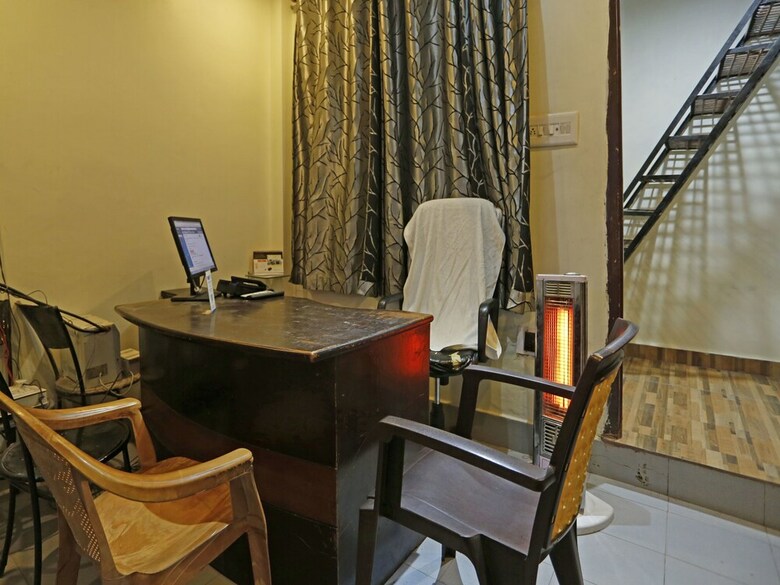 Hotel Oyo 7905 Holiday Inn
