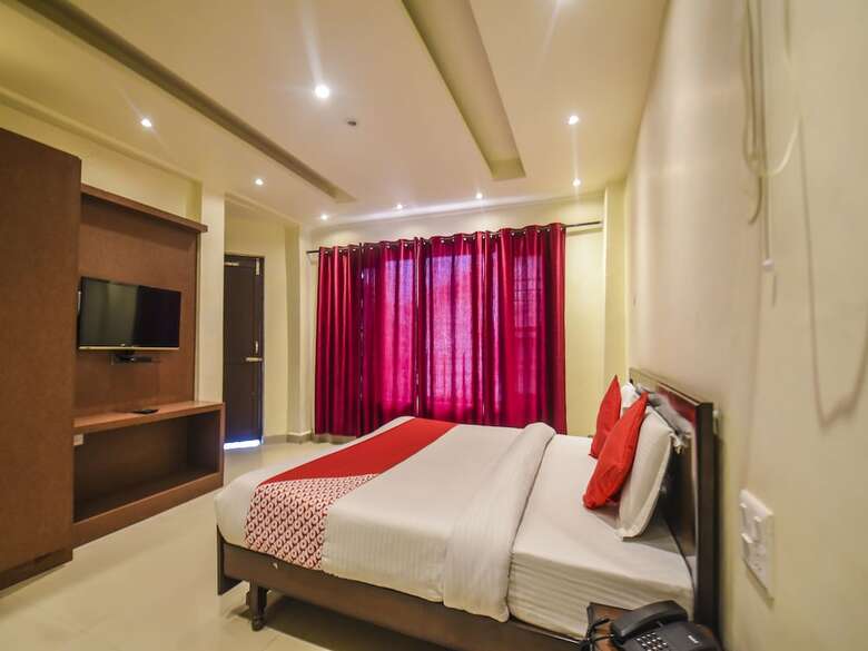 Hotel Oyo 7905 Holiday Inn