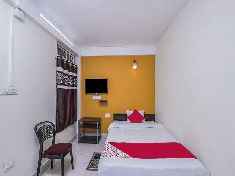 Hotel Oyo 16152 Home Away Home