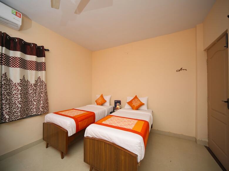 Hotel Oyo 15517 Kms House