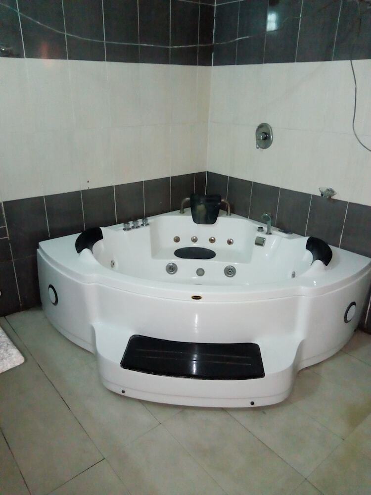 Signatious Hotel And Suites Delta