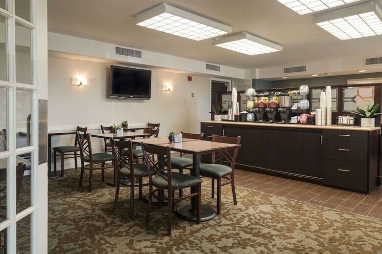 Hotel Ramada By Wyndham Boston