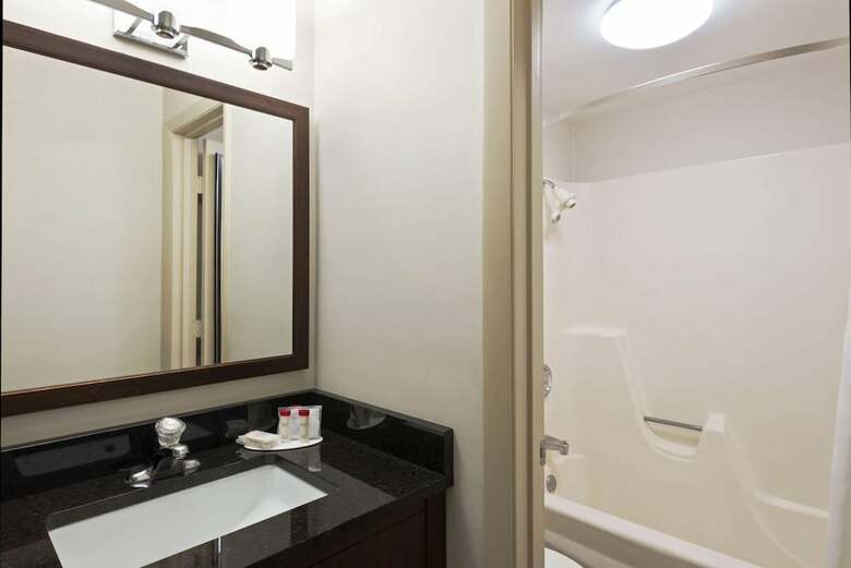Hotel Ramada By Wyndham Boston
