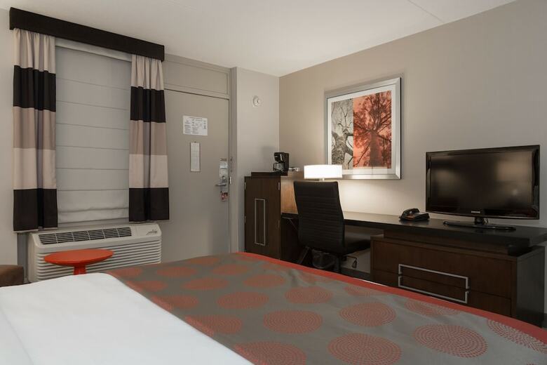Hotel Ramada By Wyndham Boston
