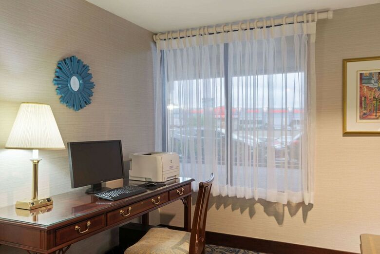 Hotel Ramada By Wyndham Boston