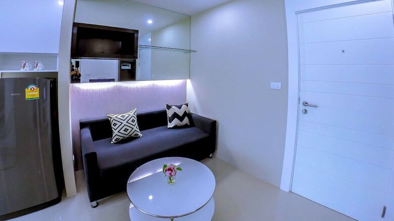 Apartamentos The Scene Phuket By Pim