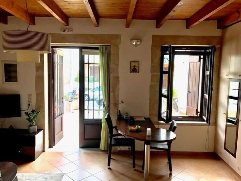 Apartamentos Lithinon Studio With Yard
