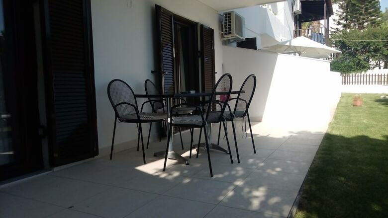 Apartamentos Villa Karina - Near Achladies Beach
