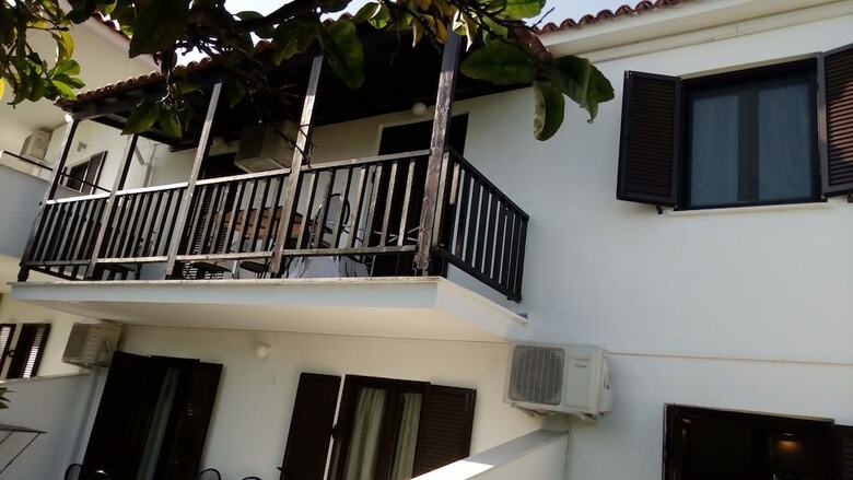 Apartamentos Villa Karina - Near Achladies Beach