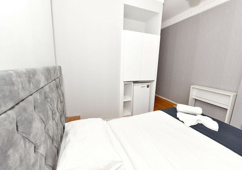 Royal Garden Suite Hotel