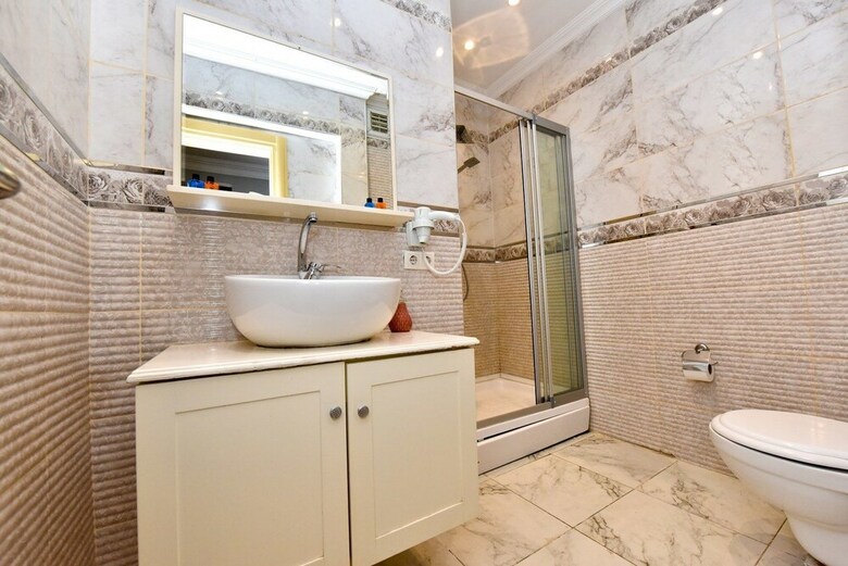 Royal Garden Suite Hotel