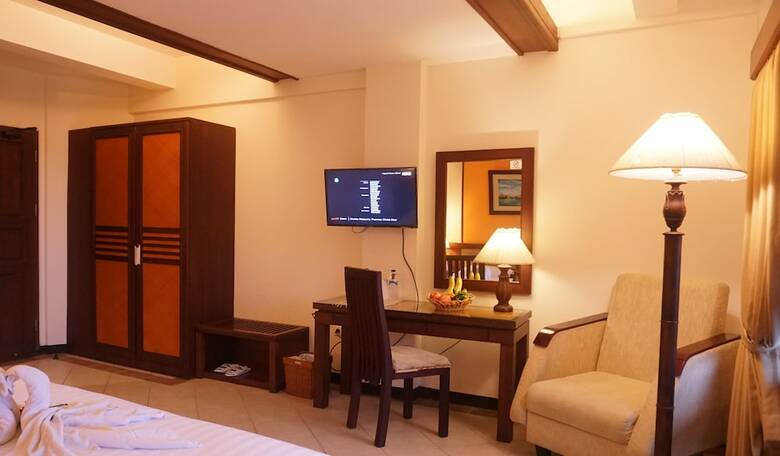 Hotel Pines Garden Resort