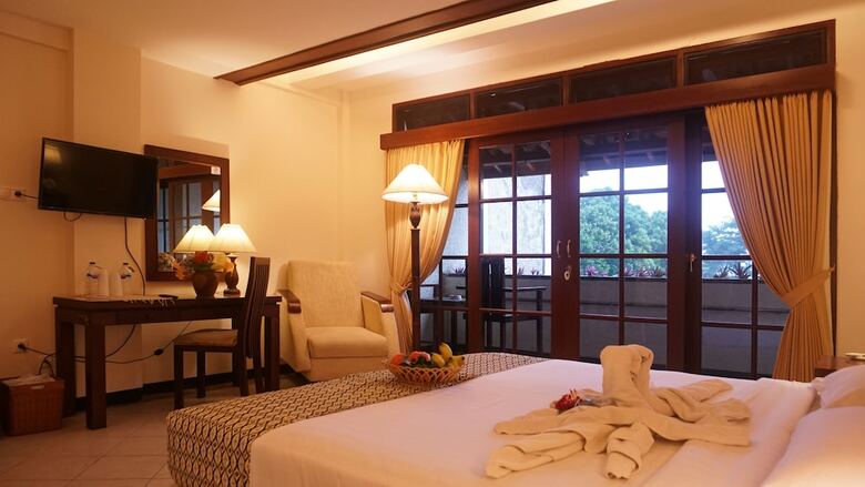 Hotel Pines Garden Resort