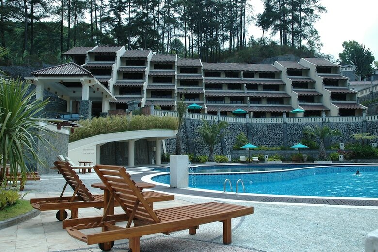 Hotel Pines Garden Resort