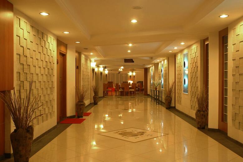 Hotel Pines Garden Resort