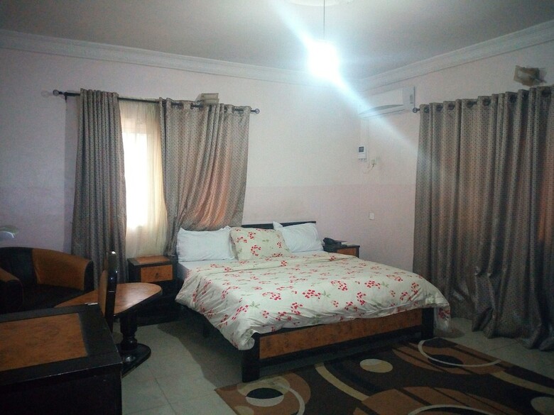 Hotel Bayse One Executive Suites And Bar