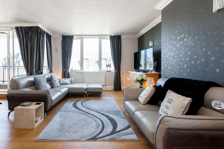 Riverside Views At Chelsea Harbour