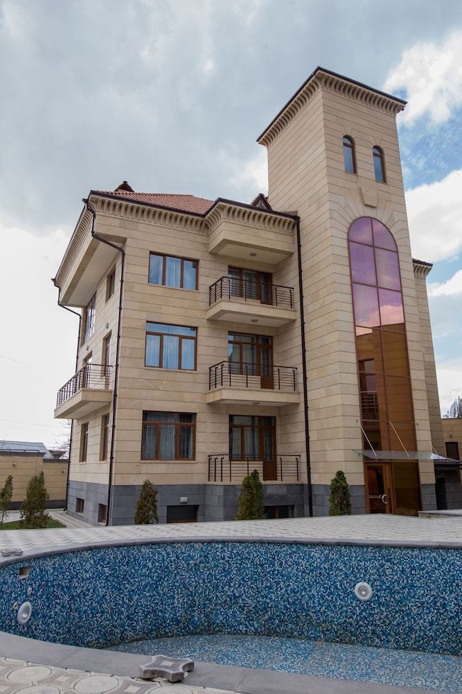 Grand Hills Hotel