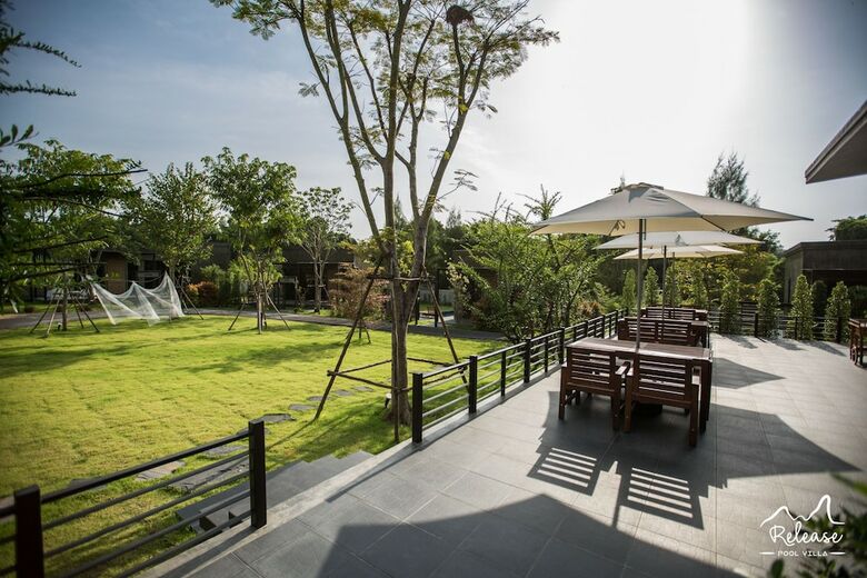 Hotel Release Pool Villa Resort