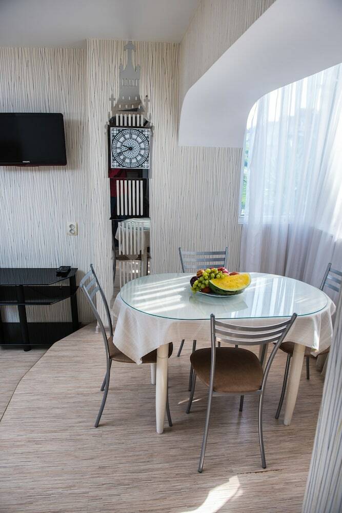 Cozy Three Bedroom Apartment On Lenina