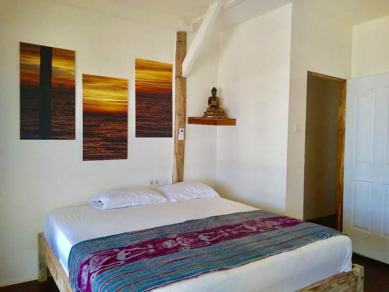 Hostal The Tree House Sumbawa - Hostel