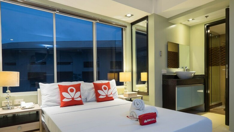Hotel Zen Premium Near Rockwell Makati