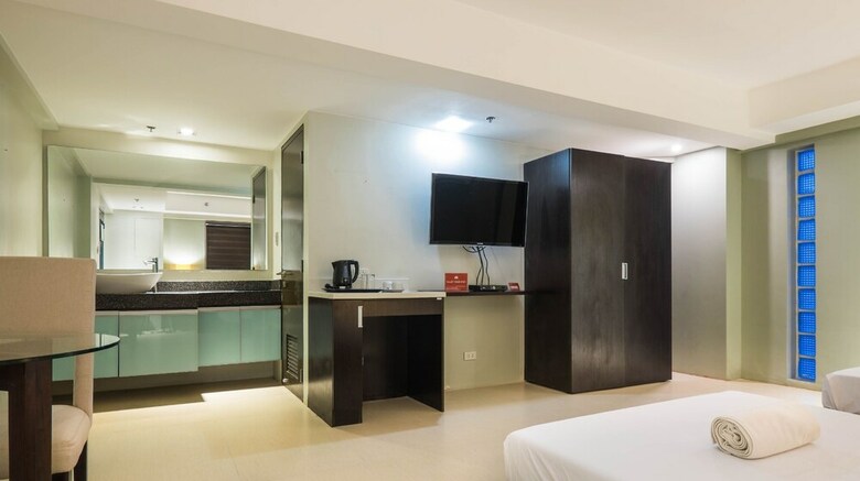 Hotel Zen Premium Near Rockwell Makati