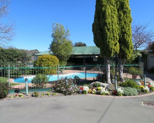 Commodore Court Motel