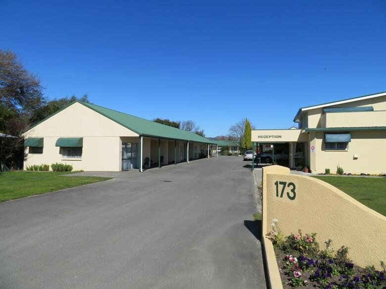 Commodore Court Motel