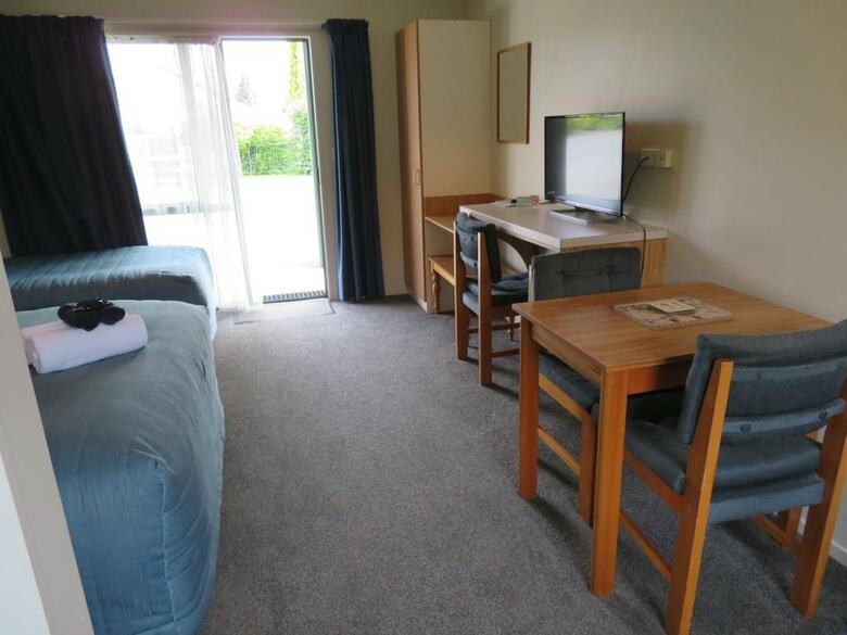 Commodore Court Motel