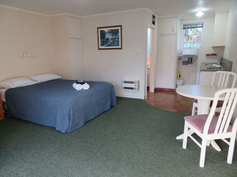 Commodore Court Motel