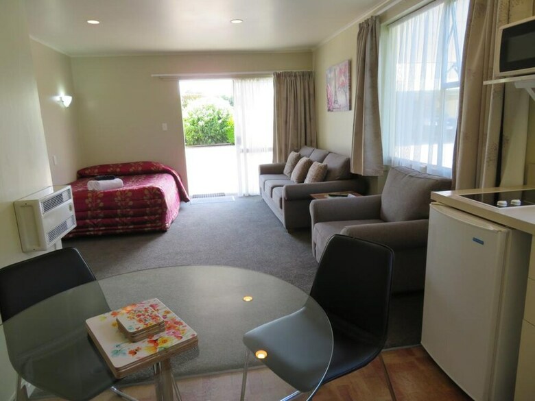 Commodore Court Motel