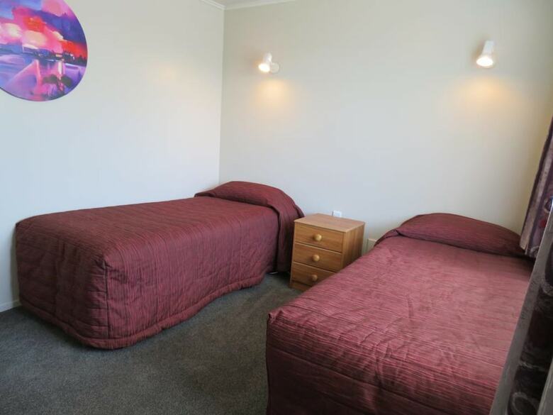 Commodore Court Motel